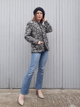 Charger l'image dans la galerie, Veste à imprimé feuillage noir, blanc, gris. Couleurs Vintage. Taille XXL, 44, 46