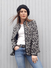 Charger l'image dans la galerie, Veste à imprimé feuillage noir, blanc, gris. Couleurs Vintage. Taille XXL, 44, 46