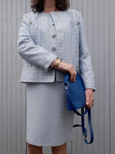Charger l'image dans la galerie, Ensemble tailleur Couleurs Vintage, blazer et jupe crayon pied de poule blanc et bleu , taille XXL, 44, 46. Albert Mil