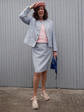Charger l'image dans la galerie, Ensemble tailleur Couleurs Vintage, blazer et jupe crayon pied de poule blanc et bleu , taille XXL, 44, 46. Albert Mil