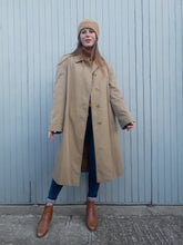 Charger l'image dans la galerie, Trench coat, paletot Burberry. Couleurs Vintage. Beige et tartan, taille XL, 42, 44