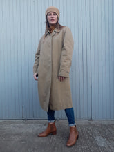 Charger l'image dans la galerie, Trench coat, paletot Burberry. Couleurs Vintage. Beige et tartan, taille XL, 42, 44