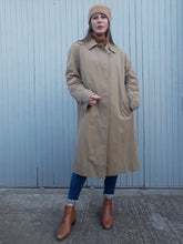 Charger l'image dans la galerie, Trench coat, paletot Burberry. Couleurs Vintage. Beige et tartan, taille XL, 42, 44