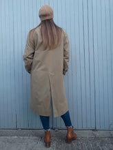 Charger l'image dans la galerie, Trench coat, paletot Burberry. Couleurs Vintage. Beige et tartan, taille XL, 42, 44
