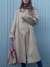 Charger l'image dans la galerie, Trench coat, paletot Burberry. Couleurs Vintage. Beige et tartan, taille XL, 42, 44