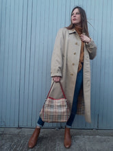 Charger l'image dans la galerie, Trench coat, paletot Burberry. Couleurs Vintage. Beige et tartan, taille XL, 42, 44