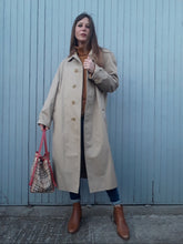 Charger l'image dans la galerie, Trench coat, paletot Burberry. Couleurs Vintage. Beige et tartan, taille XL, 42, 44