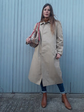 Charger l'image dans la galerie, Trench coat, paletot Burberry. Couleurs Vintage. Beige et tartan, taille XL, 42, 44