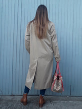 Charger l'image dans la galerie, Trench coat, paletot Burberry. Couleurs Vintage. Beige et tartan, taille XL, 42, 44
