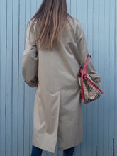 Charger l'image dans la galerie, Trench coat, paletot Burberry. Couleurs Vintage. Beige et tartan, taille XL, 42, 44