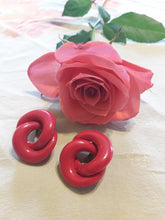 Charger l'image dans la galerie, Boucles d'oreille rétro, Couleurs Vintage. Anneaux entrelacée Rose fuchia à clips
