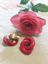 Charger l'image dans la galerie, Boucles d'oreille rétro, Couleurs Vintage. Anneaux entrelacée Rose fuchia à clips