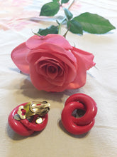 Charger l'image dans la galerie, Boucles d'oreille rétro, Couleurs Vintage. Anneaux entrelacée Rose fuchia à clips