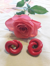 Charger l'image dans la galerie, Boucles d'oreille rétro, Couleurs Vintage. Anneaux entrelacée Rose fuchia à clips