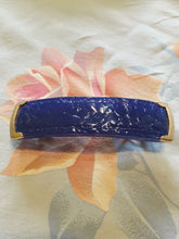 Charger l'image dans la galerie, Barrette à cheveux Doce Vita en métal et patte de verre bleue. Couleurs Vintage. Métal, émail, patte de verre effet croco.