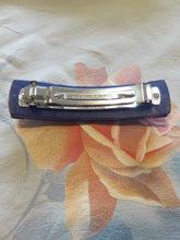 Charger l'image dans la galerie, Barrette à cheveux Doce Vita en métal et patte de verre bleue. Couleurs Vintage. Métal, émail, patte de verre effet croco.