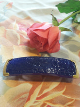 Charger l'image dans la galerie, Barrette à cheveux Doce Vita en métal et patte de verre bleue. Couleurs Vintage. Métal, émail, patte de verre effet croco.