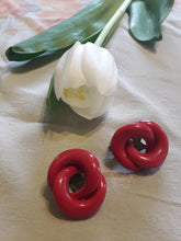 Charger l'image dans la galerie, Boucles d'oreille rétro, Couleurs Vintage. Anneaux entrelacée Rose fuchia à clips