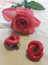 Charger l'image dans la galerie, Boucles d'oreille rétro, Couleurs Vintage. Anneaux entrelacée Rose fuchia à clips