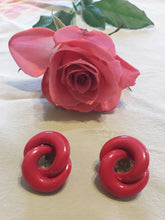 Charger l'image dans la galerie, Boucles d'oreille rétro, Couleurs Vintage. Anneaux entrelacée Rose fuchia à clips