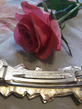 Charger l'image dans la galerie, Barrette vintage Laure - Dolce Vita. Métal martelé doré et pâte de verre verte.