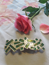 Charger l'image dans la galerie, Barrette à cheveux Doce Vita en métal et patte de verre. Couleurs Vintage. Métal martelé, émail, patte de verre.
