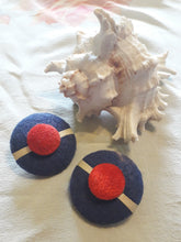 Charger l'image dans la galerie, Boucles d'oreille rétro, Couleurs Vintage. Chapeau marine. Bachi de marin, marinière. Bleu, blanc, rouge à clips