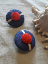 Charger l'image dans la galerie, Boucles d'oreille rétro, Couleurs Vintage. Chapeau marine. Bachi de marin, marinière. Bleu, blanc, rouge à clips