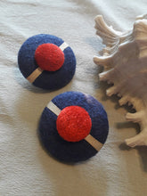 Charger l'image dans la galerie, Boucles d'oreille rétro, Couleurs Vintage. Chapeau marine. Bachi de marin, marinière. Bleu, blanc, rouge à clips