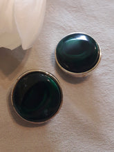 Charger l'image dans la galerie, Boucles d'oreille rétro, Couleurs Vintage. Malachite verte et dorée à clips