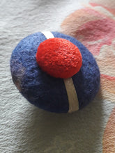 Charger l'image dans la galerie, Boucles d'oreille rétro, Couleurs Vintage. Chapeau marine. Bachi de marin, marinière. Bleu, blanc, rouge à clips