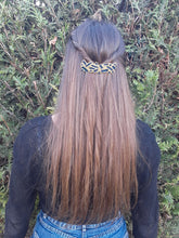 Charger l'image dans la galerie, Barette vintage Lou - Dolce Vita. Métal martelé doré et pâte de verre bleue.