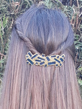 Charger l'image dans la galerie, Barette vintage Lou - Dolce Vita. Métal martelé doré et pâte de verre bleue.