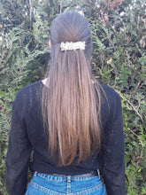 Charger l'image dans la galerie, Barrette vintage Laure - Dolce Vita. Métal martelé doré et pâte de verre verte.