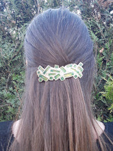 Charger l'image dans la galerie, Barrette vintage Laure - Dolce Vita. Métal martelé doré et pâte de verre verte.