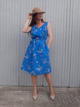Charger l'image dans la galerie, Robe fleurie Couleurs Vintage bleu intense sans manche avec sa ceinture assortie. Taille L, 40, 42