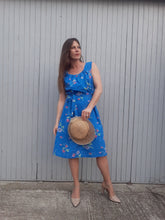 Charger l'image dans la galerie, Robe fleurie Couleurs Vintage bleu intense sans manche avec sa ceinture assortie. Taille L, 40, 42
