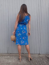 Charger l'image dans la galerie, Robe fleurie Couleurs Vintage bleu intense sans manche avec sa ceinture assortie. Taille L, 40, 42