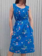 Charger l'image dans la galerie, Robe fleurie Couleurs Vintage bleu intense sans manche avec sa ceinture assortie. Taille L, 40, 42