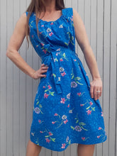 Charger l'image dans la galerie, Robe fleurie Couleurs Vintage bleu intense sans manche avec sa ceinture assortie. Taille L, 40, 42