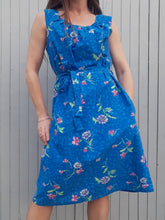 Charger l'image dans la galerie, Robe fleurie Couleurs Vintage bleu intense sans manche avec sa ceinture assortie. Taille L, 40, 42