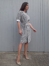 Charger l'image dans la galerie, Robe chemise Couleurs Vintage à pois et volutes grise et blanche. Taille M, 38, 40