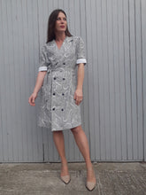 Charger l'image dans la galerie, Robe chemise Couleurs Vintage à pois et volutes grise et blanche. Taille M, 38, 40