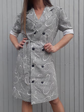 Charger l'image dans la galerie, Robe chemise Couleurs Vintage à pois et volutes grise et blanche. Taille M, 38, 40