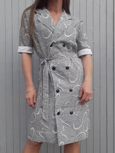 Charger l'image dans la galerie, Robe chemise Couleurs Vintage à pois et volutes grise et blanche. Taille M, 38, 40