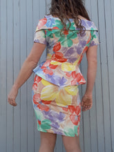 Charger l'image dans la galerie, Robe à basque fleurie, bustier, fabriquée en France. Couleurs Vintage taille S, 36, 38