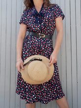 Charger l'image dans la galerie, Robe bleu marine à pois multicolore Couleurs Vintage. Col V, Lavallière, taille M, 38, 40