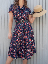 Charger l'image dans la galerie, Robe bleu marine à pois multicolore Couleurs Vintage. Col V, Lavallière, taille M, 38, 40