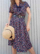 Charger l'image dans la galerie, Robe bleu marine à pois multicolore Couleurs Vintage. Col V, Lavallière, taille M, 38, 40