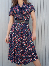 Charger l'image dans la galerie, Robe bleu marine à pois multicolore Couleurs Vintage. Col V, Lavallière, taille M, 38, 40